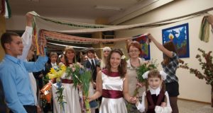 Vakar Juozo Tūbelio gimnazijoje XII laidos abiturientams nuskambėjo paskutinis skambutis. Jiems priminta