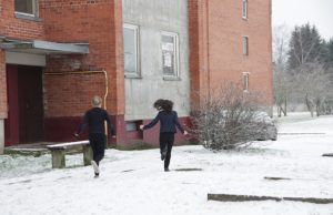 Pertraukos metu į parduotuvę skuodžiantys gimnazistai skuba  nusipirkti saldumynų