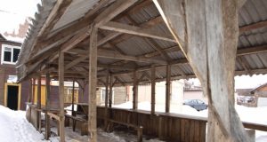 Pristigę malkų rokiškėnai pradėjo kūrenti medinio paviljono dalis. D.Zibolienės nuotr.