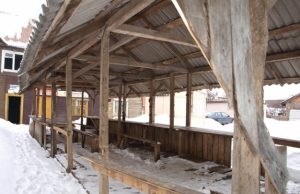 Miesto turgelį baigia sukūrenti Pristigę malkų rokiškėnai pradėjo kūrenti medinio paviljono dalis. D.Zibolienės nuotr.