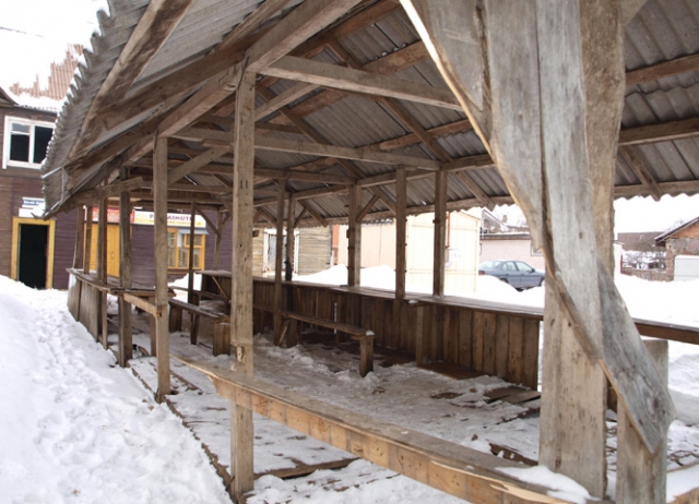 Pristigę malkų rokiškėnai pradėjo kūrenti medinio paviljono dalis. D.Zibolienės nuotr.