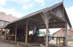 Miesto centro nepuošia Respublikos g. prekyvietės paviljonas. D.Zibolienės nuotr.