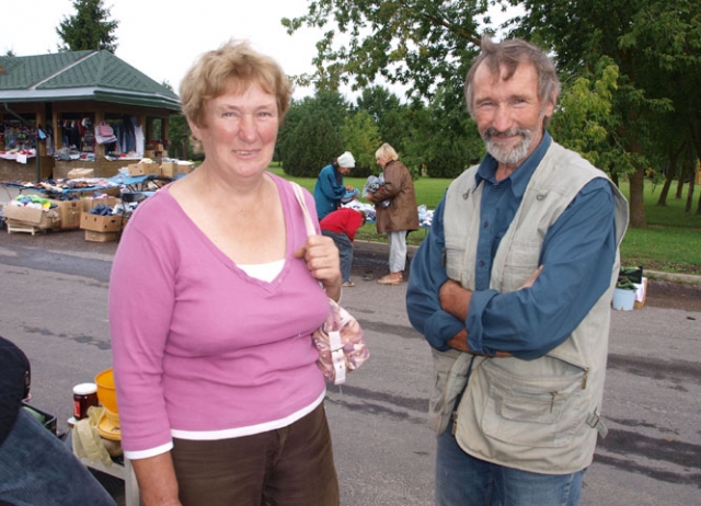 Taikos g. turgelyje daržoves prekiaujantys Birutė Mulvinienė ir Jeronimas Mikulėnas tikisi Taikos g. turgelyje daržoves prekiaujantys Birutė Mulvinienė ir Jeronimas Mikulėnas tikisi