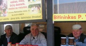 Bitininkai Stanislovas Zovė (iš kairės)