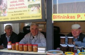 Ant prekystalių – gausios vasaros gėrybės Bitininkai Stanislovas Zovė (iš kairės)
