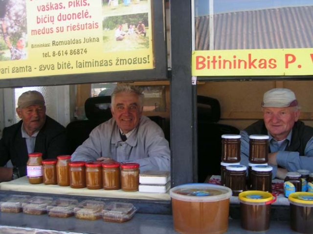 Bitininkai Stanislovas Zovė (iš kairės)