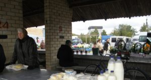 Po ketvirtadienį turgavietėje įvykusio incidento pieno produktų prekystaliai kiek pratuštėjo. Gausesnė prekių liko tik leidimą prekiauti turinčios Giedrės Velžienės prekybos vieta. A.Minkevičienės nuotr.