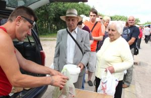 Turguje graibsto mėlynes, žemuoges ir braškes Prie braškių prekeivių - eilės. N. Byčkovskio nuotr.