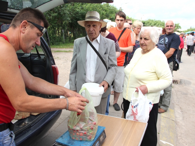 Prie braškių prekeivių - eilės. N. Byčkovskio nuotr.