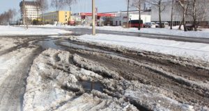 Žiemą didžiąsias turgaus aikštelės duobes slepia suplūktas sniegas. D.Zibolienės nuotr.