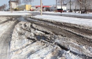 Žiemą didžiąsias turgaus aikštelės duobes slepia suplūktas sniegas. D.Zibolienės nuotr.