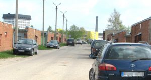 Turgaus dienomis garažai būna užstatyti turgaus klientų automobiliais. N.Byčkovskio nuotr.
