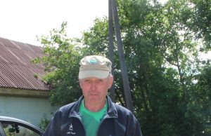 Medžio meistras Alvydas Ramanauskas gamina simpatiškus kiškius. D. Zibolienės nuotr.
