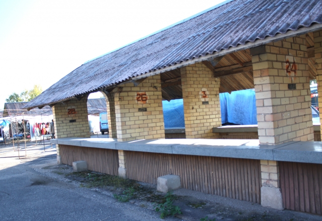 Įprastas ketvirtadienio turgaus vaizdas: tušti prekystaliai ir mažiau pirkėjų. J. Kačerausko nuotr.