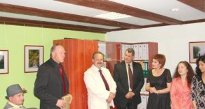 Rokiškio krašto turizmo draugijos pirmininkas Leonardas Šablinskas (pirmas iš kairės) įkurtuvių proga pasveikino TIC darbuotojas - (iš dešinės) buhalterę Romualdą Kundelienę