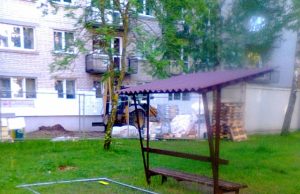 Apsauginė tvorelė užkrito ant mergaitės Keturmetės tėvai mobiliuoju telefonu nufotografavo statybininkų ne vietoje paliktą apsauginę tvorelę