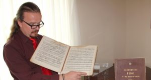 Muziejininko Giedriaus Kujelio rankose - Krašto muziejuje saugomos grafų Tyzenhauzų natos. N.Byčkovskio nuotr.