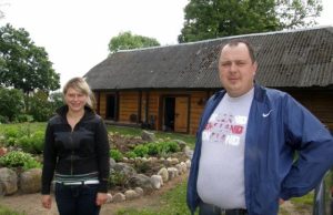 Dėl itin mažų pieno supirkimo kainų ir augančių bankų palūkanų pieno ūkio verslu nusivylę Jelena ir Marius Jarušauskai sako