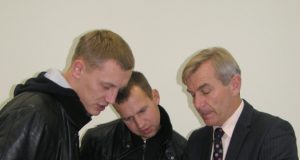 V.Pranskietis (dešinėje) apie šalies žemės ūkio perspektyvas gyvai diskutavo su studijas ką tik baigusiu E.Kuviku ir paskutinio kurso studentu T.Neniškiu (kairėje). A.Minkevičienės nuotr.