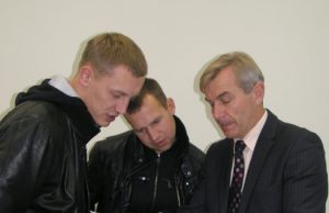 V.Pranskietis (dešinėje) apie šalies žemės ūkio perspektyvas gyvai diskutavo su studijas ką tik baigusiu E.Kuviku ir paskutinio kurso studentu T.Neniškiu (kairėje). A.Minkevičienės nuotr.