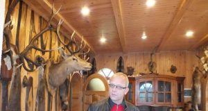 Nuo ūkio rūpesčių R.Valiulis atsigauna savo medžioklės kampelyje... A.Minkevičienės nuotr.