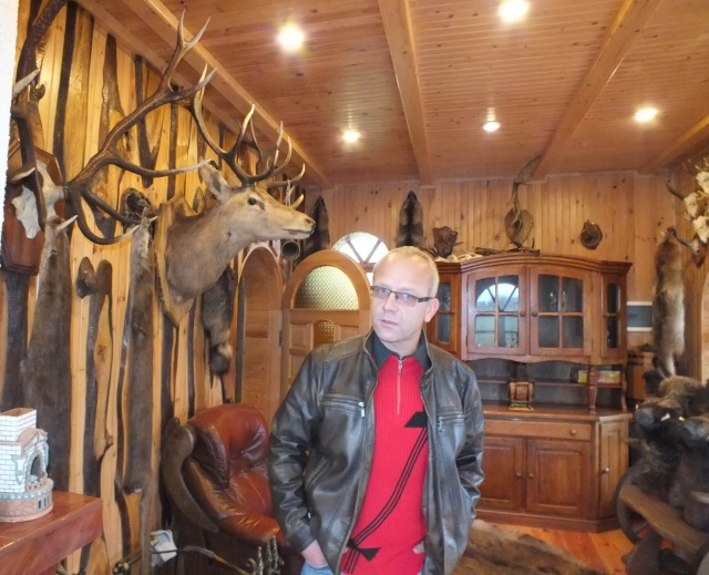 Nuo ūkio rūpesčių R.Valiulis atsigauna savo medžioklės kampelyje... A.Minkevičienės nuotr.