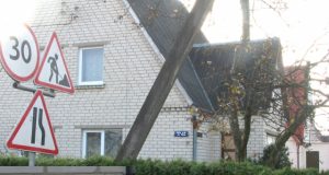 Iki šiol gatvės pavadinimas užrašytas dviem kalbomis: „Gėlių g-vė