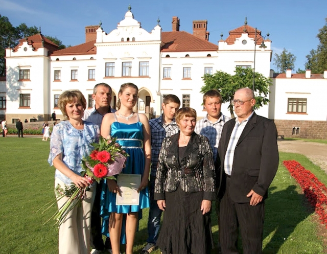 Šeimos šventė - anūkės Gintarės išleistuvės. Pirmoje eilėje iš kairės: dukra Rasa Šimėnienė Šeimos šventė - anūkės Gintarės išleistuvės. Pirmoje eilėje iš kairės: dukra Rasa Šimėnienė