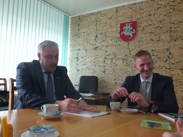 UrėdO Benjamino Sakalausko (kairėje) ir viceministro  Lino Jonausko diskusijos dėl valstybinių miškų  valdymo ir žeidžiančio požiūrio į urėdijas buvo karštos. A.Minkevičienės nuotr..