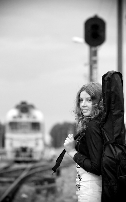 Gintarė Urbonaitė abiem rankomis groja tik fortepijonu ir gitara Gintarė Urbonaitė abiem rankomis groja tik fortepijonu ir gitara