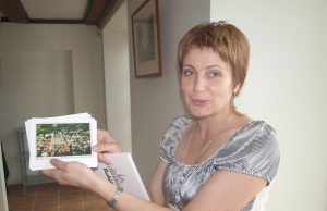 Danguolė Urbutienė labai džiaugiasi neseniai išleistu atvirukų apie Rokiškį komplektu. D.Zibolienės nuotr.