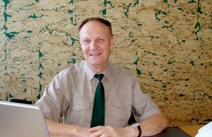 Apie miškininkų kasdienos rūpesčius ir šventines nuotaikas - pokalbyje su Rokiškio miškų urėdu Rimantu Kapušinsku.