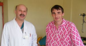 Praėjusią savaitę rajono ligoninės chirurgas Vilimantas Uselis (kairėje)