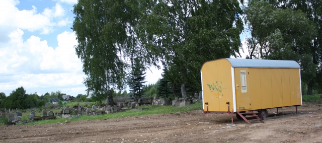 Statybininkai jau pradėjo darbus šalia žydų kapinių. J. Kačerausko nuotr. Statybininkai jau pradėjo darbus šalia žydų kapinių. J. Kačerausko nuotr.