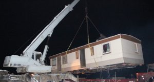 Į padegėlių Ritos ir Rimanto Pupeikių sodybą Ruopiškio kaime atvežtas gyvenamasis vagonėlis. D.Zibolienės nuotr.