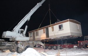 Į padegėlių Ritos ir Rimanto Pupeikių sodybą Ruopiškio kaime atvežtas gyvenamasis vagonėlis. D.Zibolienės nuotr.