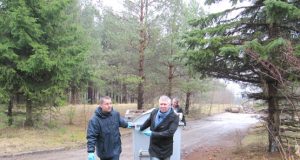 AB „Rokiškio komunalininkas“ direktorius A.Vagonis (dešinėje) ir meistras S.Seibutis ragina rokiškėnus rūpintis savojo miesto švara. AB „Rokiškio komunalininkas“ archyvo nuotr.