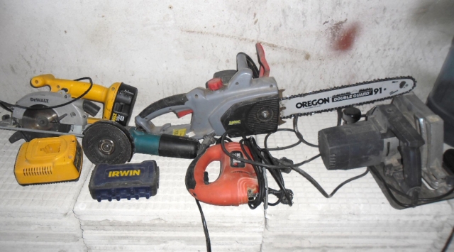 Nuo vagių nukentėję rajono žmonės kviečiami užsukti į komisariatą atpažinti per kratas rastų daiktų. Policijos komisariato nuotr.