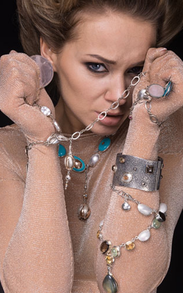 Monika Vaičiulytė su Dalios Varnaitės papuošalais. Gedimino Gražio nuotr.