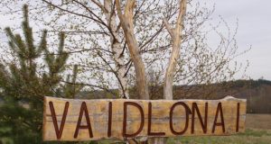 Atvažiuojančius į kaimą pasitinka jo senasis pavadinimas.