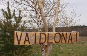 Kaimo pavadinimą pasišovė keisti biurokratų ir valdžios klerkų priešas Atvažiuojančius į kaimą pasitinka jo senasis pavadinimas.