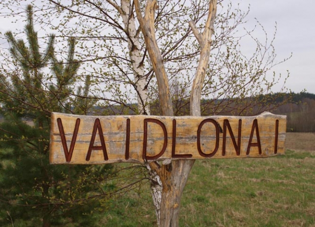 Atvažiuojančius į kaimą pasitinka jo senasis pavadinimas. Atvažiuojančius į kaimą pasitinka jo senasis pavadinimas.