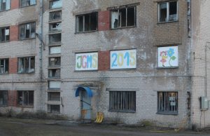 Projektas pradėtas - jau užkalti trys langai. M. Stalionytės nuotr.