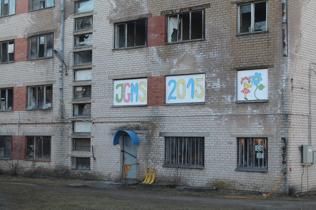 Projektas pradėtas - jau užkalti trys langai. M. Stalionytės nuotr. Projektas pradėtas - jau užkalti trys langai. M. Stalionytės nuotr.