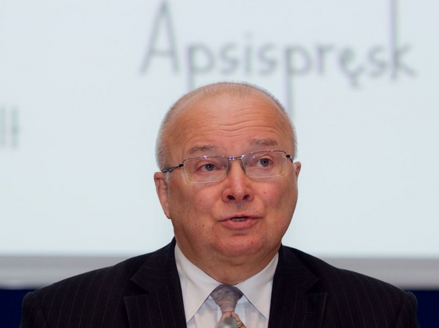 Zenonas Vaigauskas situaciją vertina kaip labai keistą ir retą: „Jei opozicija didesnė būtų ir taip elgtųsi