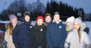 Šie Juozo Tūbelio progimnazijos penktokai - vieni iš daugelio rytą į mokyklą skubėjusių vaikų. Visi pasipuošę neužmirštuolėmis. L. Dūdaitės nuotr.