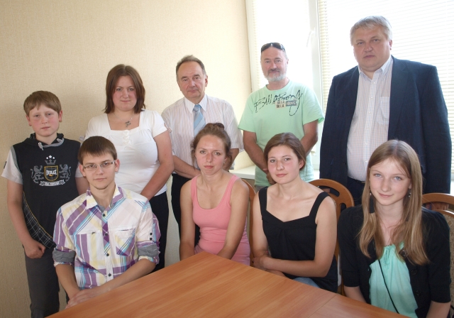 Moksleiviai Simonas (sėdi iš kairės) Moksleiviai Simonas (sėdi iš kairės)