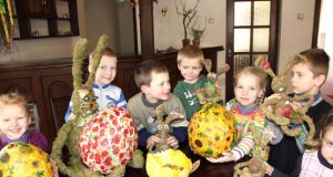Mažuosius darželio auklėtinius ypač žavi iš samanų padaryti kiškučiai ir velykiniai kiaušiniai iš balionų. D.Zibolienės nuotr.