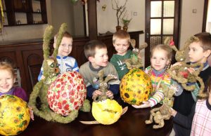 Mažuosius darželio auklėtinius ypač žavi iš samanų padaryti kiškučiai ir velykiniai kiaušiniai iš balionų. D.Zibolienės nuotr.