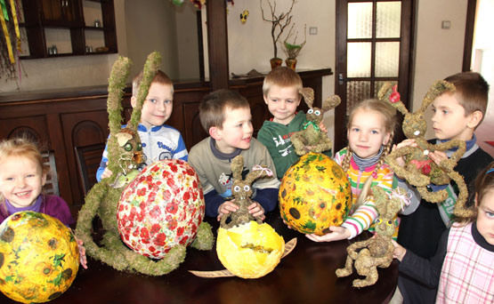 Mažuosius darželio auklėtinius ypač žavi iš samanų padaryti kiškučiai ir velykiniai kiaušiniai iš balionų. D.Zibolienės nuotr.